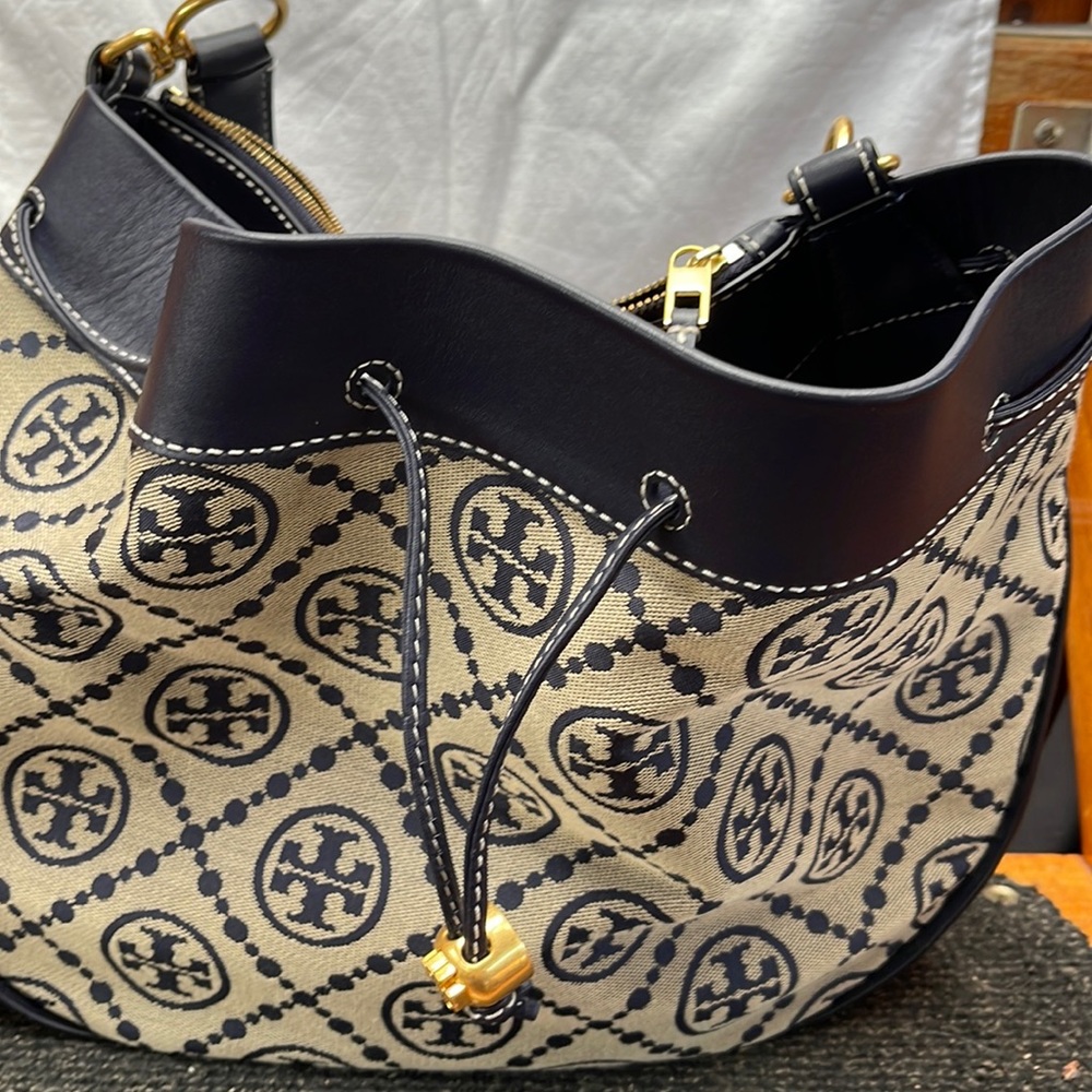 Tory burch shoulder bag. Great condition